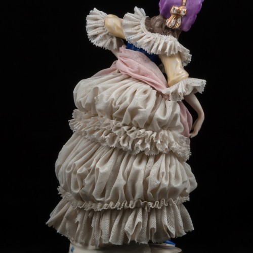 Дама в сиреневом капоре с розовым шарфом, кружевная, Ackermann & Fritze, Германия, 1908-51 гг