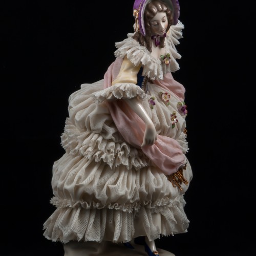 Дама в сиреневом капоре с розовым шарфом, кружевная, Ackermann & Fritze, Германия, 1908-51 гг