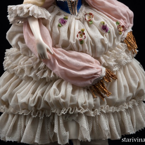 Дама в сиреневом капоре с розовым шарфом, кружевная, Ackermann & Fritze, Германия, 1908-51 гг