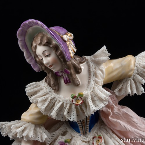 Дама в сиреневом капоре с розовым шарфом, кружевная, Ackermann & Fritze, Германия, 1908-51 гг