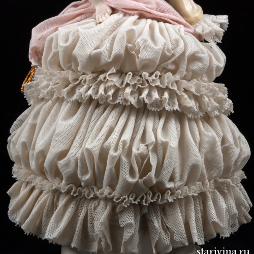 Дама в сиреневом капоре с розовым шарфом, кружевная, Ackermann & Fritze, Германия, 1908-51 гг