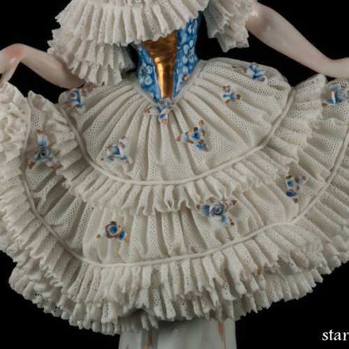 Танцовщица в платье с голубым лифом, кружевная, Sitzendorf, Германия, нач. 20 в