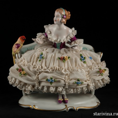 Дама на диване с попугаем, кружевная, Unterweissbach, Германия, 1958-76 гг