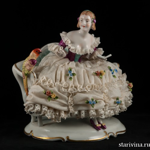 Дама на диване с попугаем, кружевная, Unterweissbach, Германия, 1958-76 гг