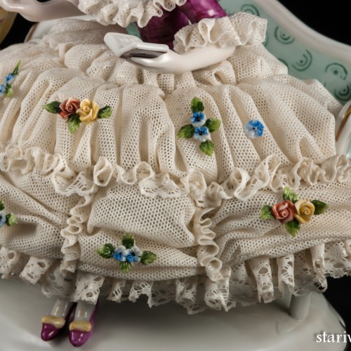 Дама на диване с попугаем, кружевная, Unterweissbach, Германия, 1958-76 гг