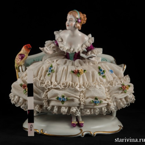 Дама на диване с попугаем, кружевная, Unterweissbach, Германия, 1958-76 гг