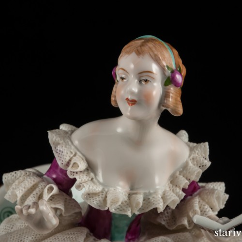 Дама на диване с попугаем, кружевная, Unterweissbach, Германия, 1958-76 гг