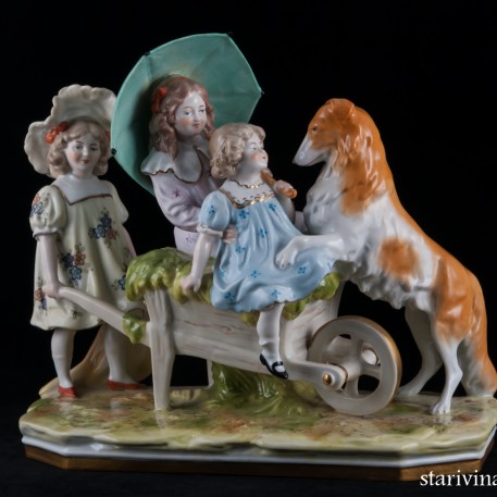 Три девочки, играющие с собакой, Scheibe-Alsbach, Германия, сер. 20 в