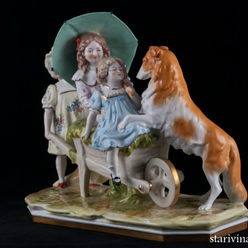 Три девочки, играющие с собакой, Scheibe-Alsbach, Германия, сер. 20 в