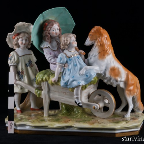 Три девочки, играющие с собакой, Scheibe-Alsbach, Германия, сер. 20 в