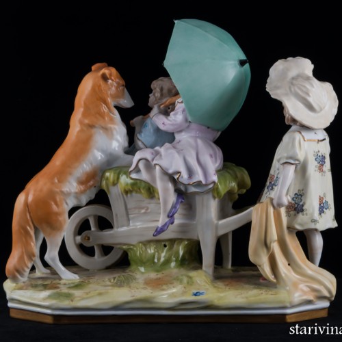 Три девочки, играющие с собакой, Scheibe-Alsbach, Германия, сер. 20 в