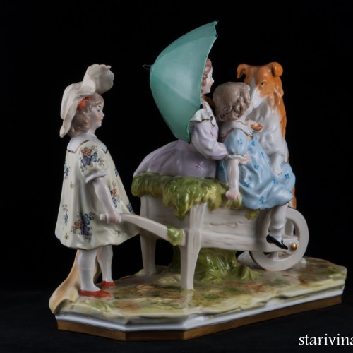 Три девочки, играющие с собакой, Scheibe-Alsbach, Германия, сер. 20 в