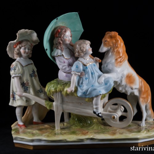 Три девочки, играющие с собакой, Scheibe-Alsbach, Германия, сер. 20 в