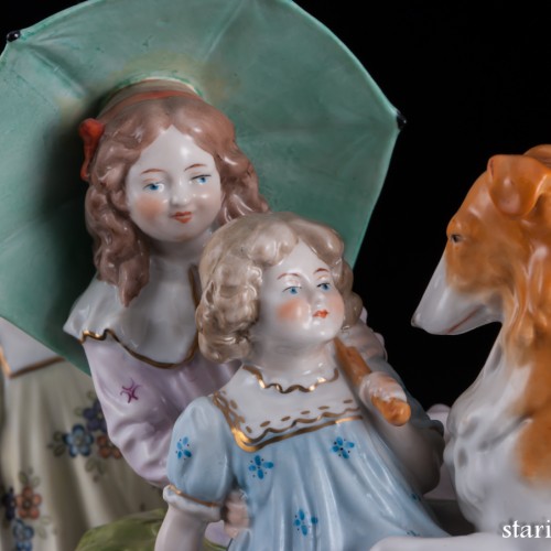 Три девочки, играющие с собакой, Scheibe-Alsbach, Германия, сер. 20 в