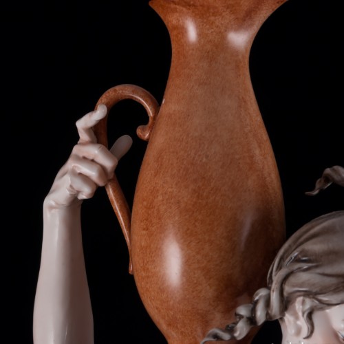 Девушка с кувшином, Италия, вт. пол. 20 в