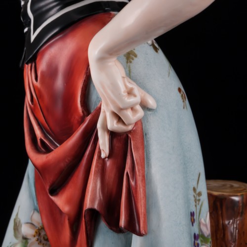 Девушка с кувшином, Италия, вт. пол. 20 в