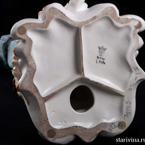 Девушка с кувшином, Италия, вт. пол. 20 в