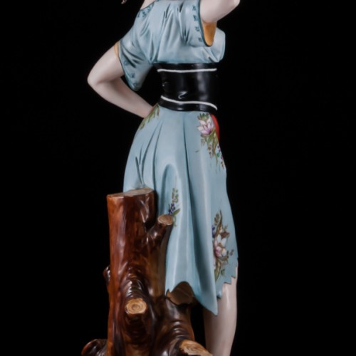 Девушка с кувшином, Италия, вт. пол. 20 в