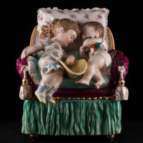 "Дети, спящие на кресле", ваза, Франция, 19 в