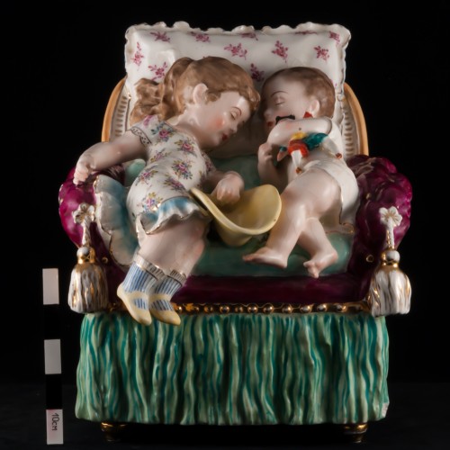 "Дети, спящие на кресле", ваза, Франция, 19 в