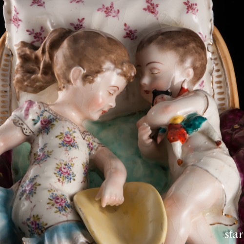 "Дети, спящие на кресле", ваза, Франция, 19 в