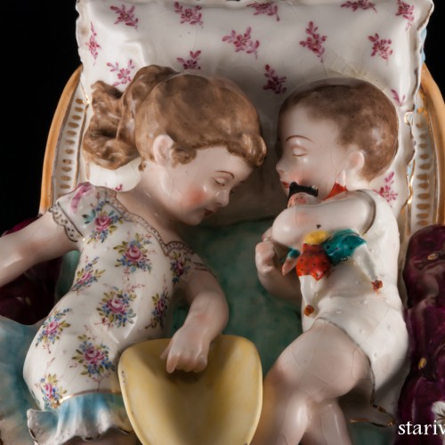 "Дети, спящие на кресле", ваза, Франция, 19 в