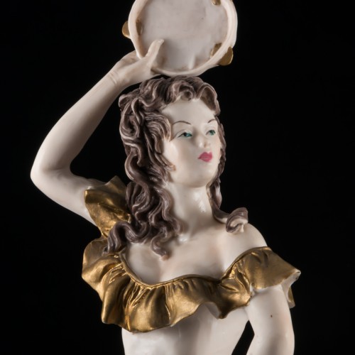 Танцовщица с бубном, Capodimonte, Италия, вт. пол. 20 в