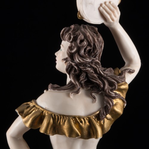 Танцовщица с бубном, Capodimonte, Италия, вт. пол. 20 в