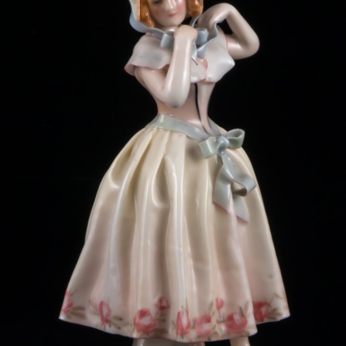 Девушка, завязывающая шляпку, Karl Ens, Германия, 1920-30 гг