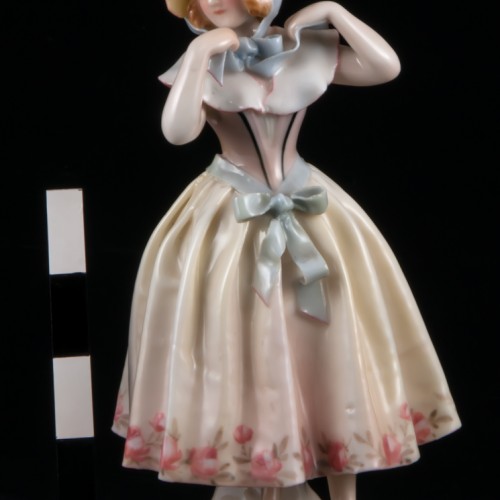 Девушка, завязывающая шляпку, Karl Ens, Германия, 1920-30 гг