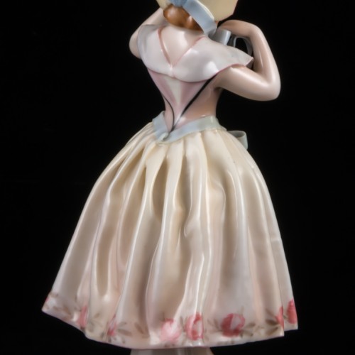 Девушка, завязывающая шляпку, Karl Ens, Германия, 1920-30 гг