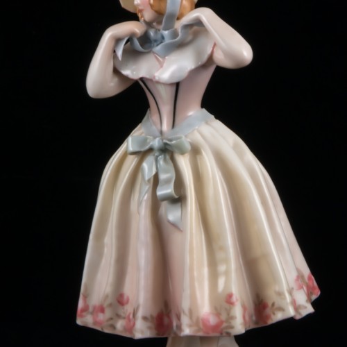 Девушка, завязывающая шляпку, Karl Ens, Германия, 1920-30 гг