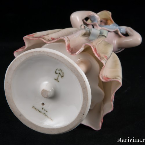 Девушка, завязывающая шляпку, Karl Ens, Германия, 1920-30 гг