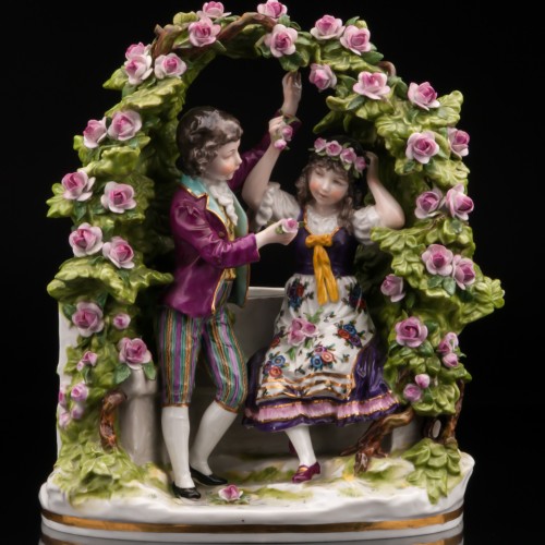 Юная пара в цветочной беседке, Дрезден, Германия