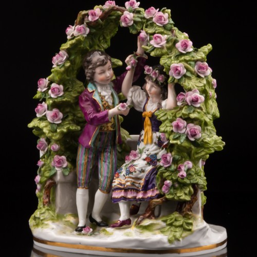 Юная пара в цветочной беседке, Дрезден, Германия