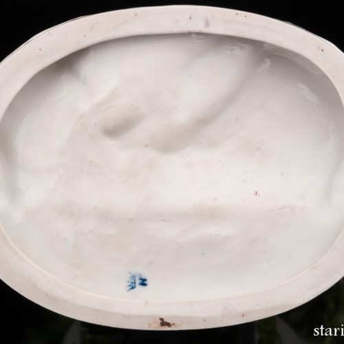 Юная пара в цветочной беседке, Дрезден, Германия