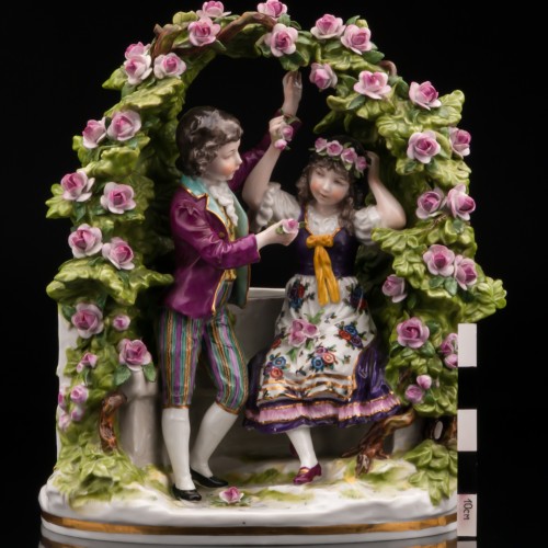 Юная пара в цветочной беседке, Дрезден, Германия