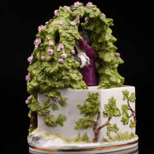 Юная пара в цветочной беседке, Дрезден, Германия