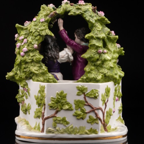 Юная пара в цветочной беседке, Дрезден, Германия