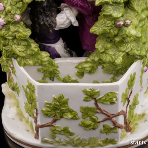 Юная пара в цветочной беседке, Дрезден, Германия