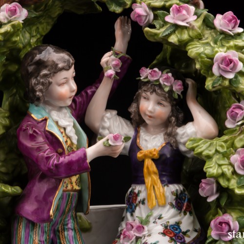 Юная пара в цветочной беседке, Дрезден, Германия