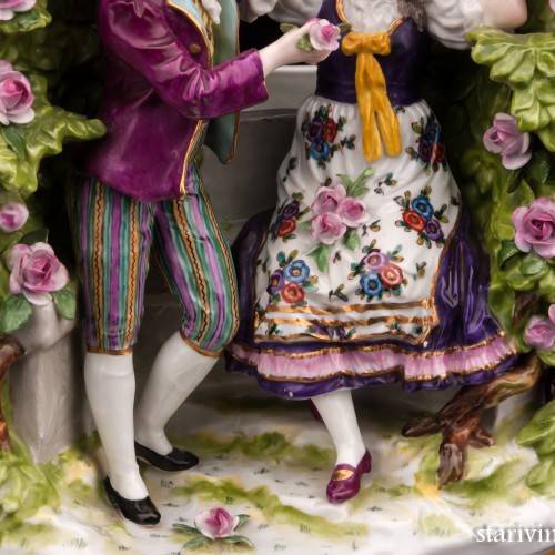 Юная пара в цветочной беседке, Дрезден, Германия