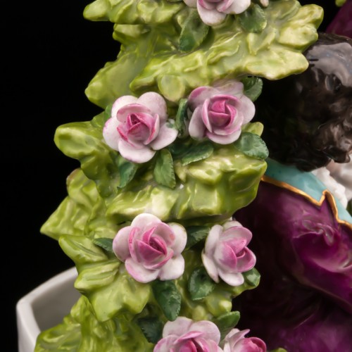 Юная пара в цветочной беседке, Дрезден, Германия