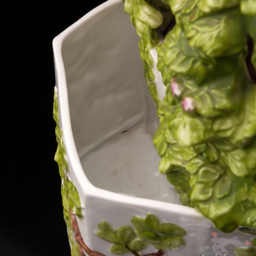 Юная пара в цветочной беседке, Дрезден, Германия