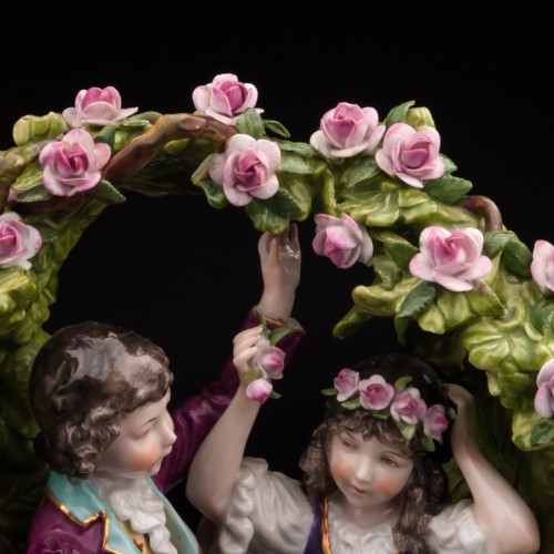 Юная пара в цветочной беседке, Дрезден, Германия