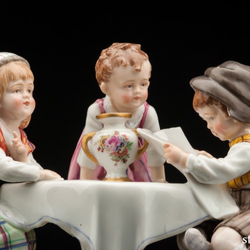 Дети за столом читающие газету, E. A. Muller, Германия, 1920 гг