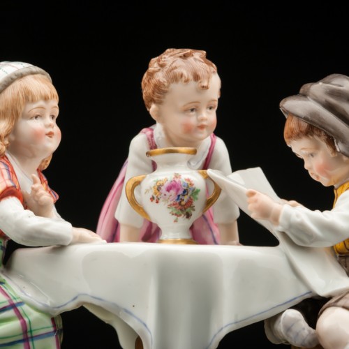 Дети за столом читающие газету, E. A. Muller, Германия, 1920 гг