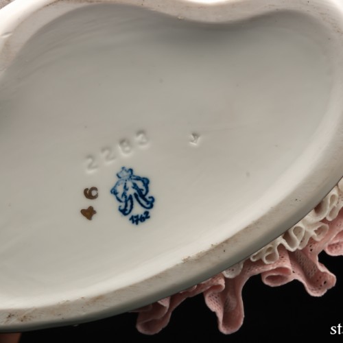 Девушка с зонтом и собакой, кружевная, Volkstedt, Германия, вт. пол. 20 в