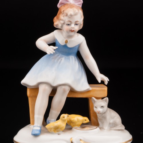 Девочка с котенком и цыплятами, Sitzendorf, Германия, после 1950 г