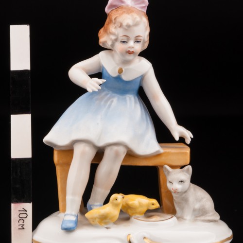 Девочка с котенком и цыплятами, Sitzendorf, Германия, после 1950 г